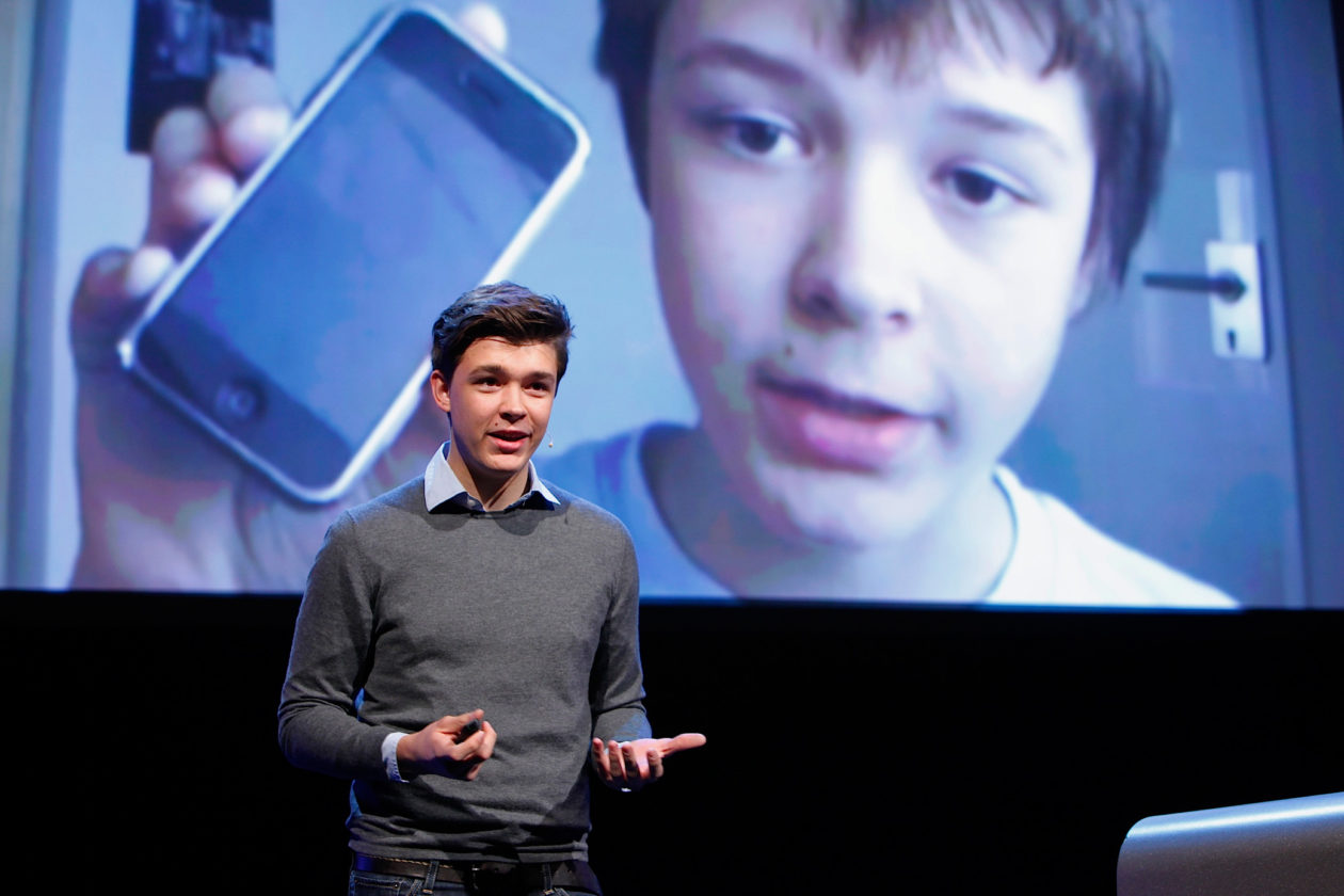 Philipp Riederle beim Vortrag vor dem Video seines Podcasts